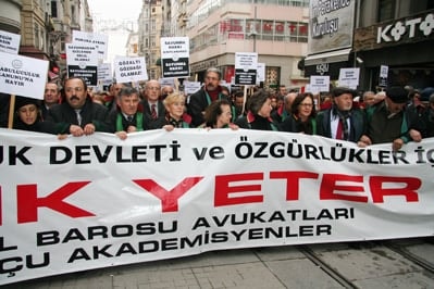 İstanbul Barosu Avukatları Ve Hukukçu Akademisyenler

Demokrasi, Hukuk Devleti Ve Özgürlükler İçin Yürüdü

 - 38