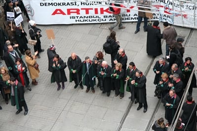 İstanbul Barosu Avukatları Ve Hukukçu Akademisyenler

Demokrasi, Hukuk Devleti Ve Özgürlükler İçin Yürüdü

 - 13
