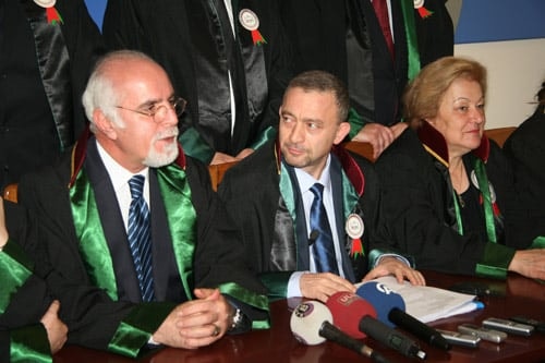 Savunma Dimdik Ayakta, İyi Ki Avukatlar Var!

 - 8