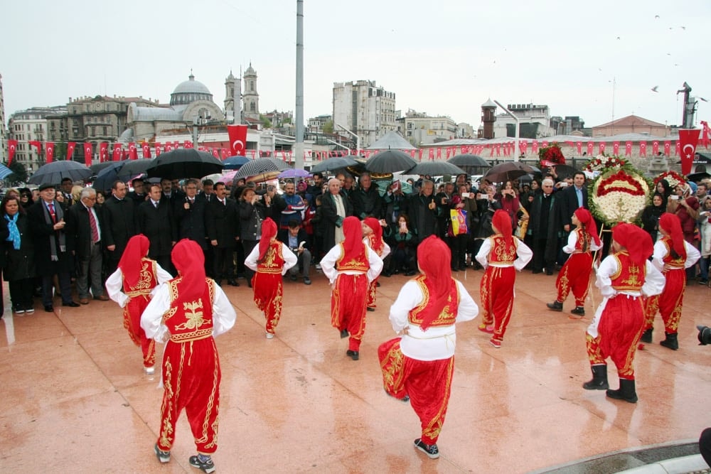 İstanbul Barosu, 23 Nisan Ulusal Egemenlik ve Çocuk Bayramında Taksim Cumhuriyet Anıtındaydı - 18