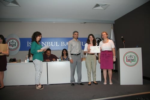 25. Dönem Hukuk İngilizcesi Ve Terminolojisi Derslerini Tamamlayanlara Katılım Belgeleri Verildi
 - 7