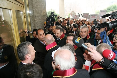 Cübbemize, Vatandaşın Hakkına Ve Hukukuna Sahip Çıkıyoruz! 

Arabuluculuğa Geçit Yok!  - 18