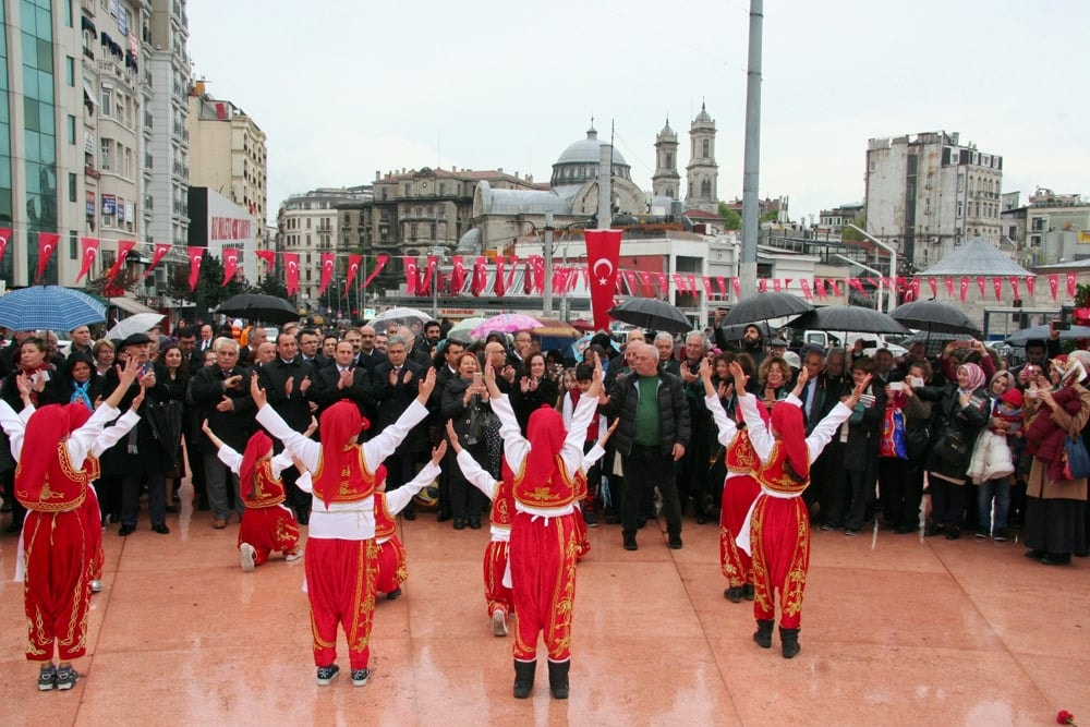İstanbul Barosu, 23 Nisan Ulusal Egemenlik ve Çocuk Bayramında Taksim Cumhuriyet Anıtındaydı - 25