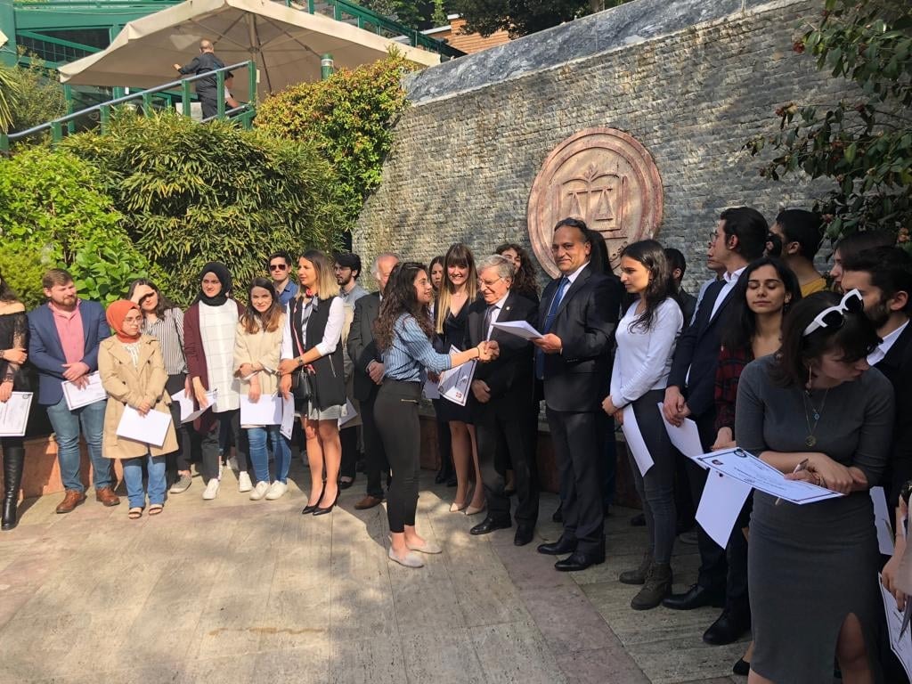 41. Dönem Hukuk İngilizcesi ve Terminoloji Derslerine Katılanlara Törenle Belgeleri Verildi - 2