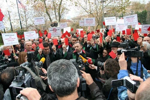 Cübbemize, Vatandaşın Hakkına Ve Hukukuna Sahip Çıkıyoruz! 

Arabuluculuğa Geçit Yok!  - 13