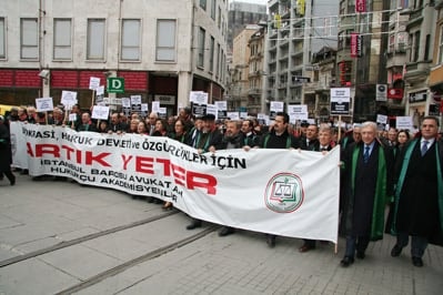 İstanbul Barosu Avukatları Ve Hukukçu Akademisyenler

Demokrasi, Hukuk Devleti Ve Özgürlükler İçin Yürüdü

 - 18