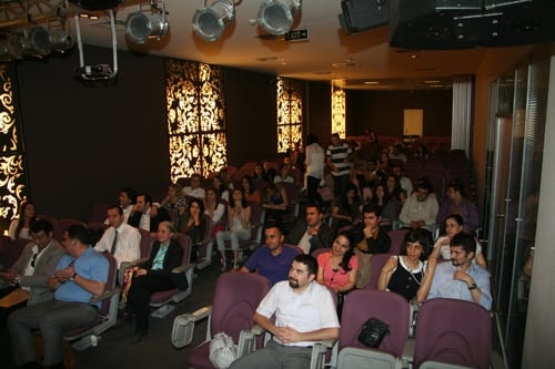 25. Dönem Hukuk İngilizcesi Ve Terminolojisi Derslerini Tamamlayanlara Katılım Belgeleri Verildi
 - 2