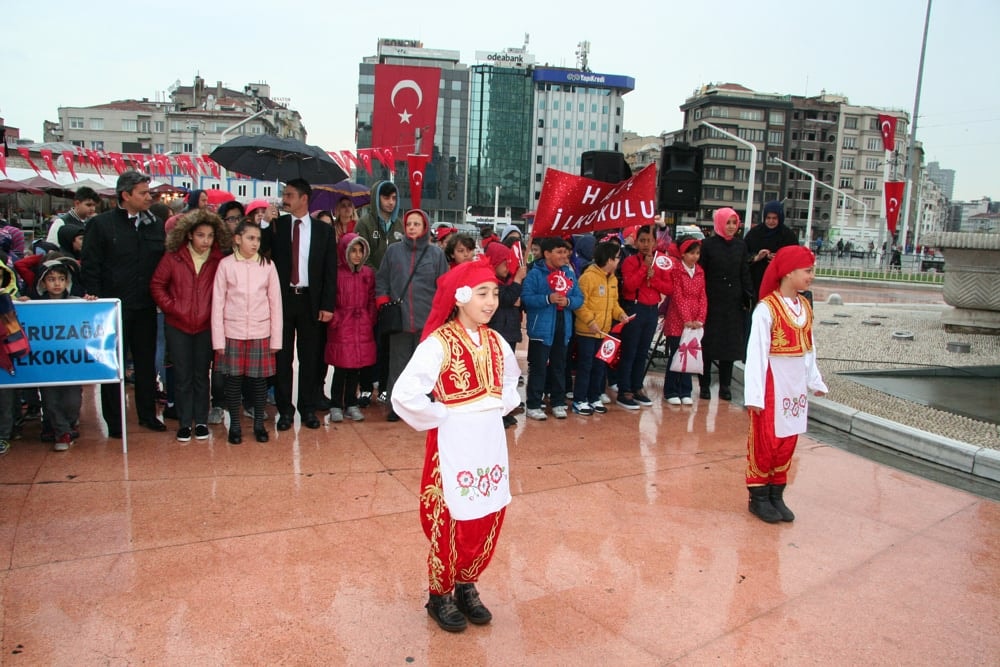 İstanbul Barosu, 23 Nisan Ulusal Egemenlik ve Çocuk Bayramında Taksim Cumhuriyet Anıtındaydı - 8