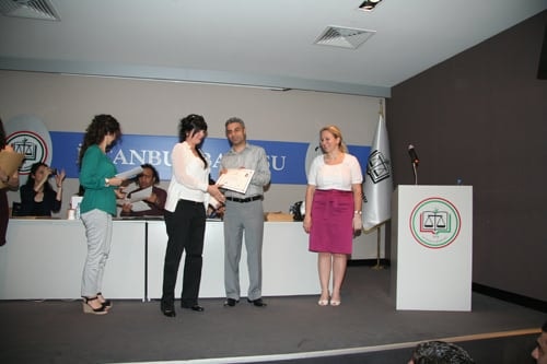 25. Dönem Hukuk İngilizcesi Ve Terminolojisi Derslerini Tamamlayanlara Katılım Belgeleri Verildi
 - 14