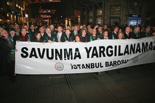 Avukata, Savunmaya Barolara Yapılan Saldırılar Düzenlenen Yürüyüşle Protesto Edildi

 - 9