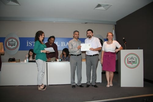 25. Dönem Hukuk İngilizcesi Ve Terminolojisi Derslerini Tamamlayanlara Katılım Belgeleri Verildi
 - 4