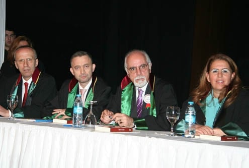 İstanbul Barosu Olağanüstü Genel Kurul Kararı: ‘Başkan Ve Yönetim Kurulu Görevinin Başındadır. İrademize Sahip Çıkıyoruz”

 - 77