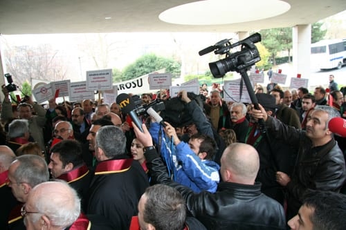 Cübbemize, Vatandaşın Hakkına Ve Hukukuna Sahip Çıkıyoruz! 

Arabuluculuğa Geçit Yok!  - 20