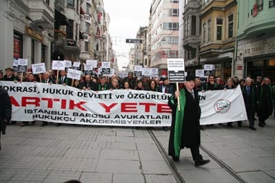 İstanbul Barosu Avukatları Ve Hukukçu Akademisyenler

Demokrasi, Hukuk Devleti Ve Özgürlükler İçin Yürüdü

 - 40