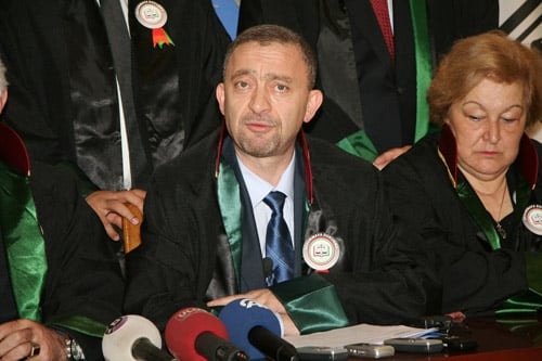 Savunma Dimdik Ayakta, İyi Ki Avukatlar Var!

 - 1