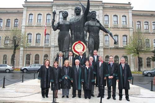 Kolcuoğlu: “Bugün Dünyada Ve Türkiye’De 
Ciddi Bir Hukuk Bunalımı Yaşanmaktadır” - 17