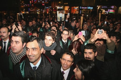 Avukata, Savunmaya Barolara Yapılan Saldırılar Düzenlenen Yürüyüşle Protesto Edildi

 - 15