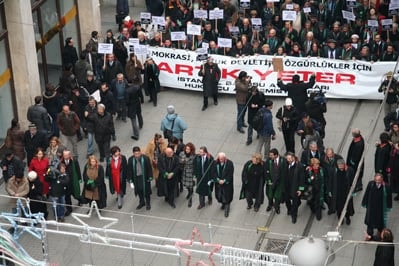 İstanbul Barosu Avukatları Ve Hukukçu Akademisyenler

Demokrasi, Hukuk Devleti Ve Özgürlükler İçin Yürüdü

 - 10