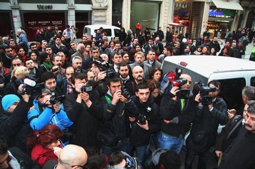 Avukata Yönelik Baskı Vatandaşa Yapılmış Sayılır

 - 72