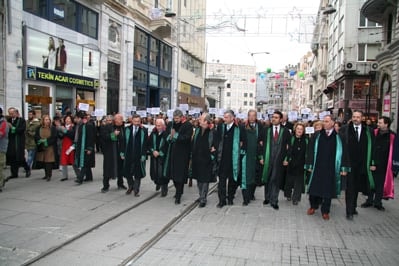 İstanbul Barosu Avukatları Ve Hukukçu Akademisyenler

Demokrasi, Hukuk Devleti Ve Özgürlükler İçin Yürüdü

 - 25