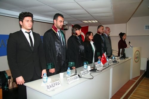 Avukatlar, Kurtçuklardan Muhteşem Kelebekler Yapmayı Becerenlerdir

 - 2