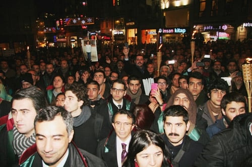 Avukata, Savunmaya Barolara Yapılan Saldırılar Düzenlenen Yürüyüşle Protesto Edildi

 - 20