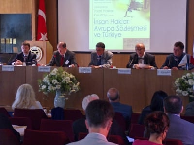 "18 Mayıs 2004" İnsan Hakları Kurultayı Marmara Üniversitesi Sultanahmet Konferans Salonunda Geniş Katılımla Devam Ediyor...