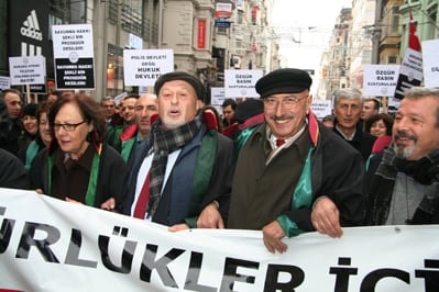 İstanbul Barosu Avukatları Ve Hukukçu Akademisyenler

Demokrasi, Hukuk Devleti Ve Özgürlükler İçin Yürüdü

 - 42