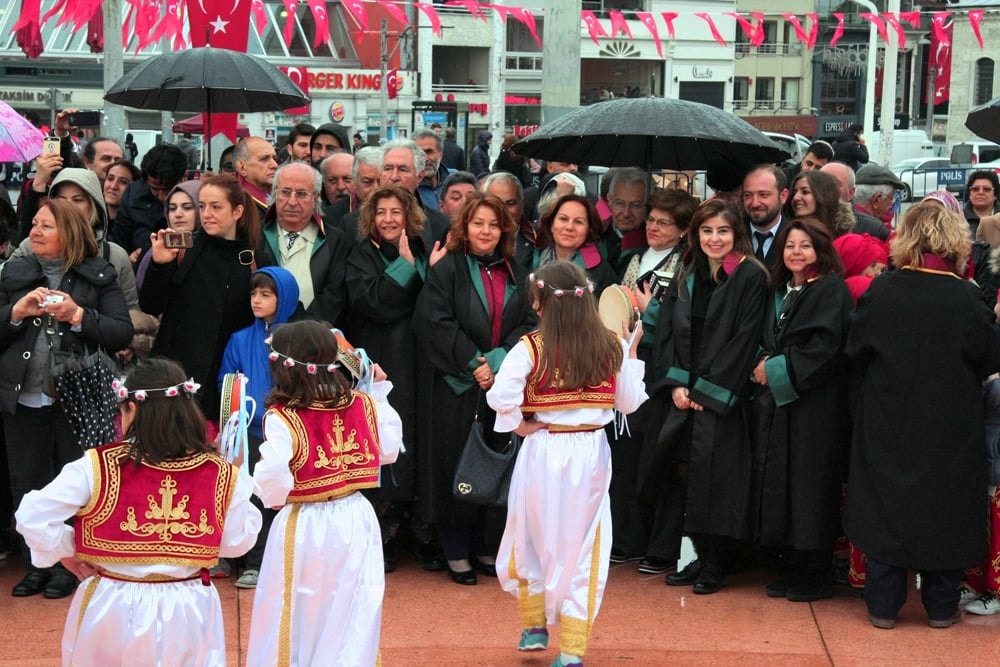 İstanbul Barosu, 23 Nisan Ulusal Egemenlik ve Çocuk Bayramında Taksim Cumhuriyet Anıtındaydı - 48