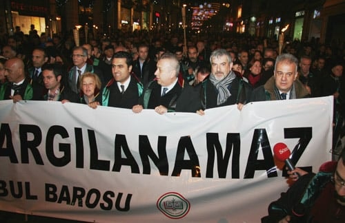 Avukata, Savunmaya Barolara Yapılan Saldırılar Düzenlenen Yürüyüşle Protesto Edildi

 - 10