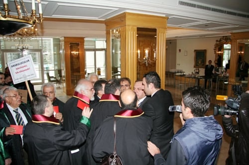 Cübbemize, Vatandaşın Hakkına Ve Hukukuna Sahip Çıkıyoruz! 

Arabuluculuğa Geçit Yok!  - 25