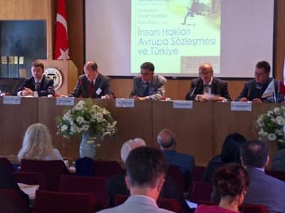 "18 Mayıs 2004" İnsan Hakları Kurultayı Marmara Üniversitesi Sultanahmet Konferans Salonunda Geniş Katılımla Devam Ediyor...