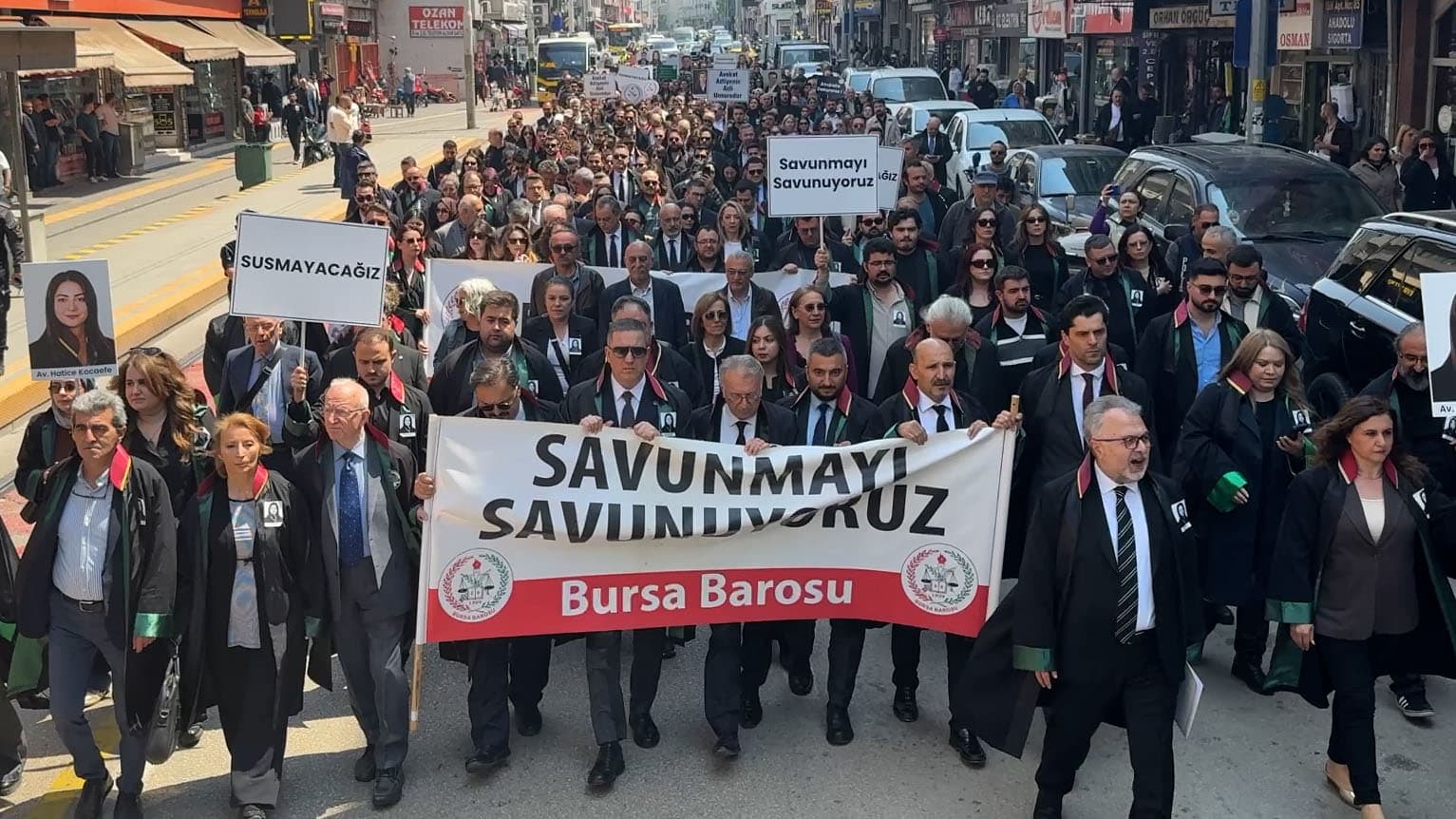   AVUKATLAR BURSA’DA TEK SES: “SAVUNMAYA SIKILAN KURŞUN ADALETE YÖNELMİŞTİR”