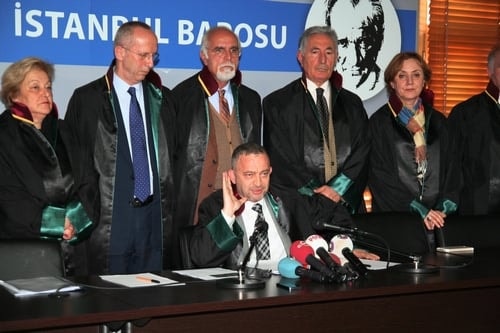 Hiç Bir Tehdit Bizi Hukuk Devleti Ve Demokrasiyi Savunmaktan Alıkoyamaz
 - 1