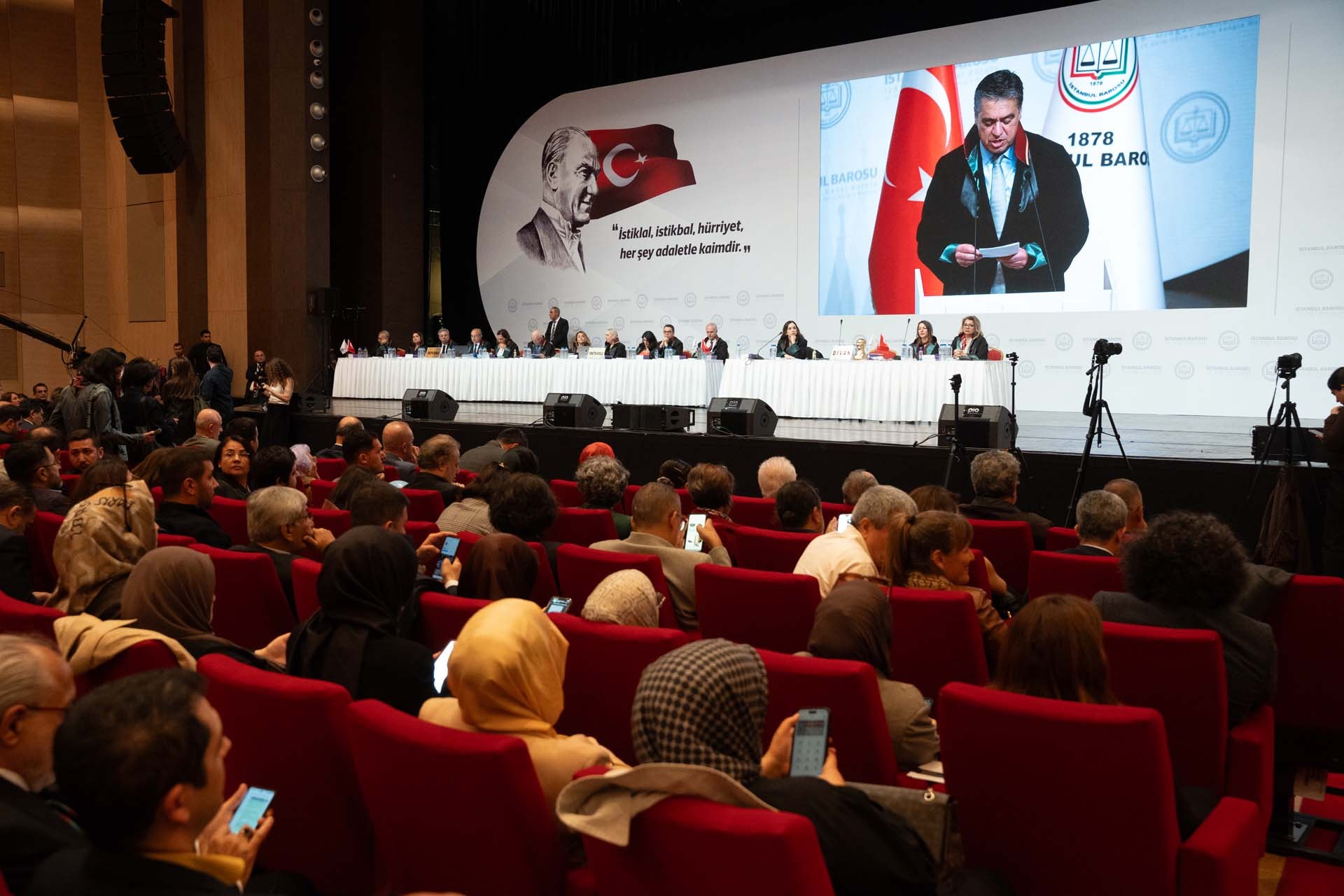İSTANBUL BAROSU’NDA YENİ DÖNEM: BAŞKAN ÜMİT KOCASAKAL! - 13